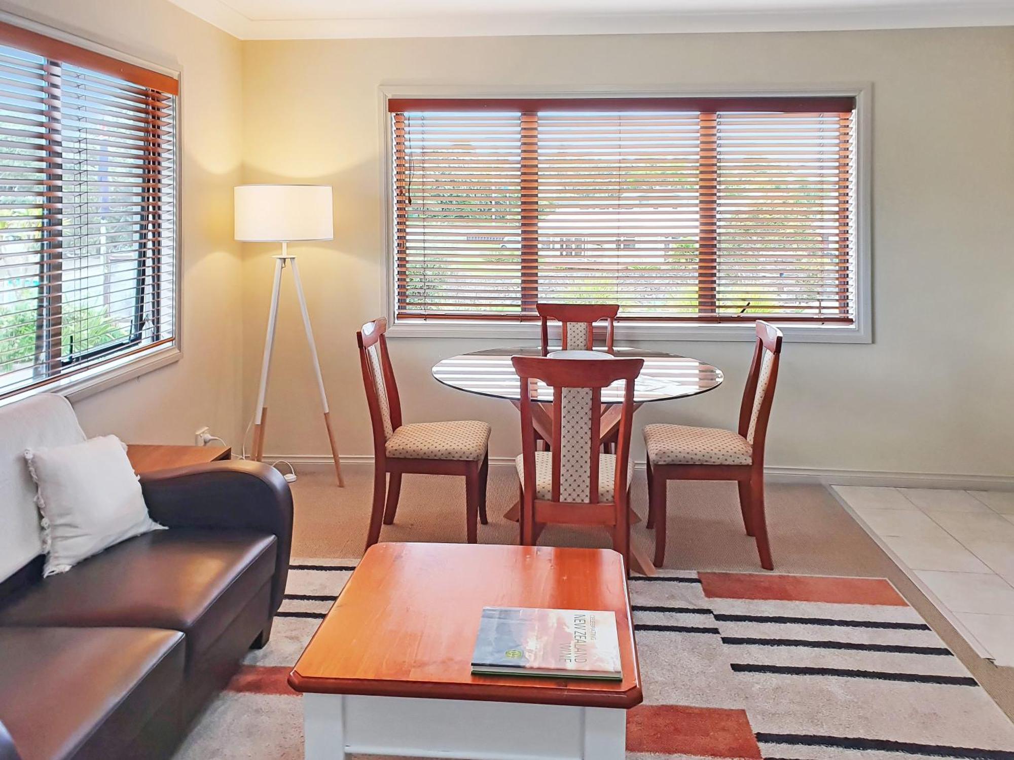 Whangaparaoa Lodge Bagian luar foto