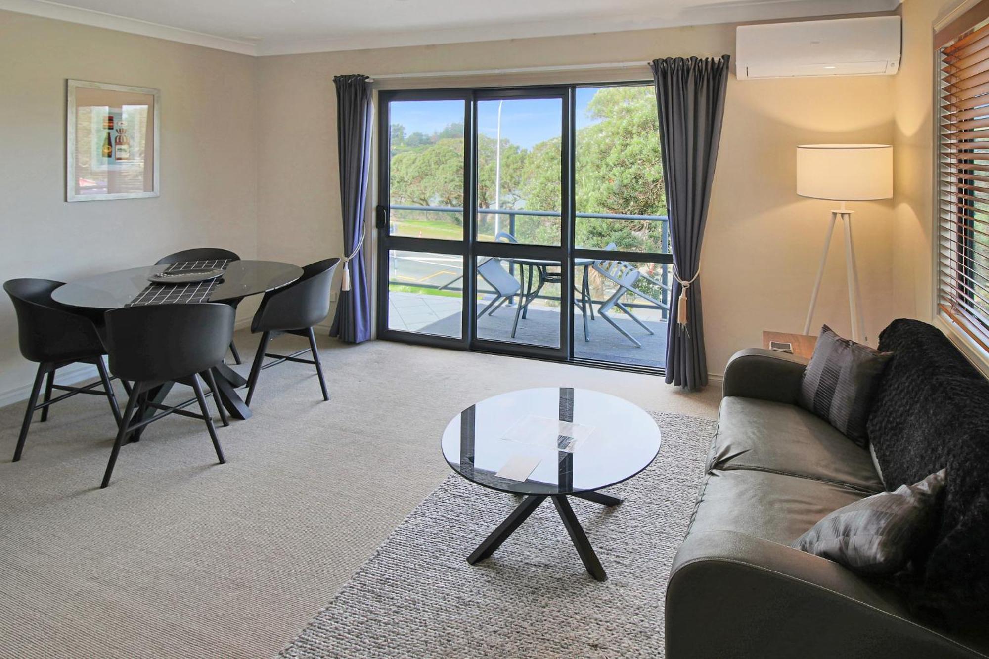 Whangaparaoa Lodge Bagian luar foto